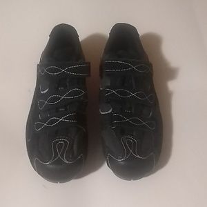 Body geometry cycling shoes